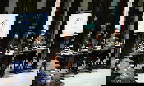 Imagen de Reyes exige más seguridad jurídica para los propietarios de viviendas en complejos extrahoteleros