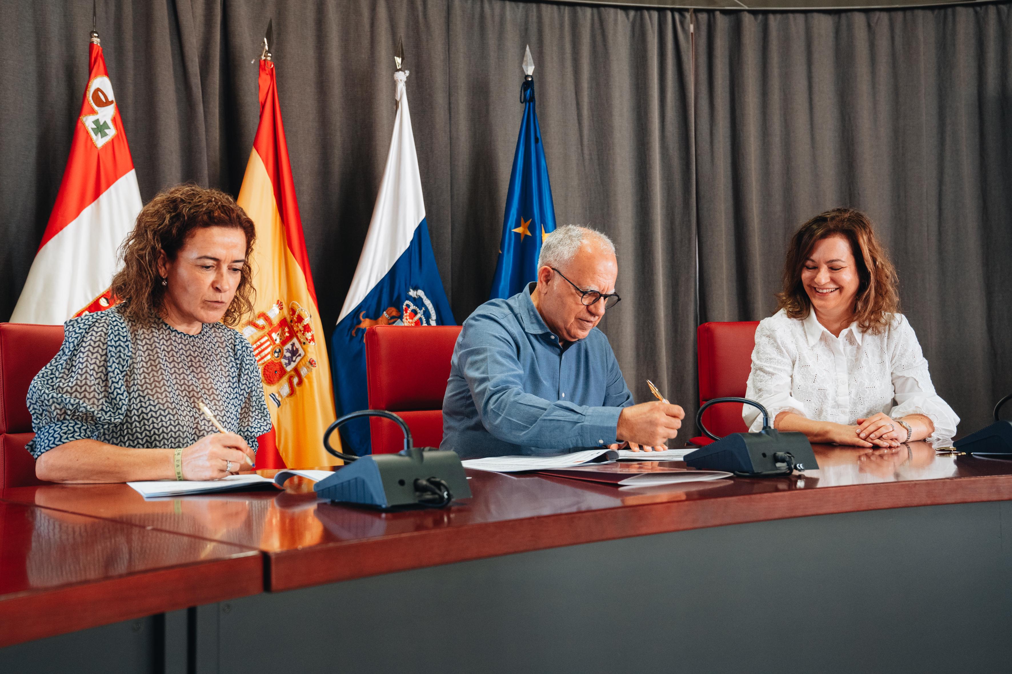 Imagen de Cabildo, Ayuntamiento de San Sebastián y VISOCAN firman el convenio para la construcción de viviendas protegidas en el municipio
