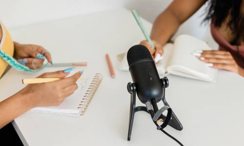 Imagen de El Cabildo promueve las buenas prácticas entre jóvenes de la isla a través del podcast