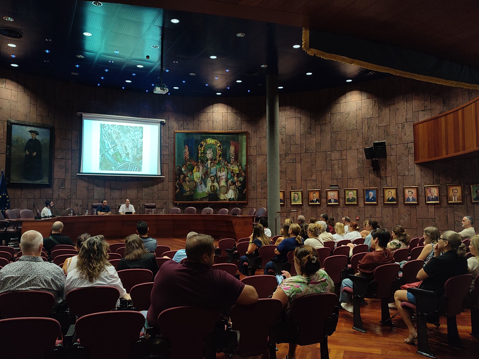 Imagen de El Cabildo impulsa la mejora estética del centro histórico de San Sebastián con la homogeneización de rótulos y toldos