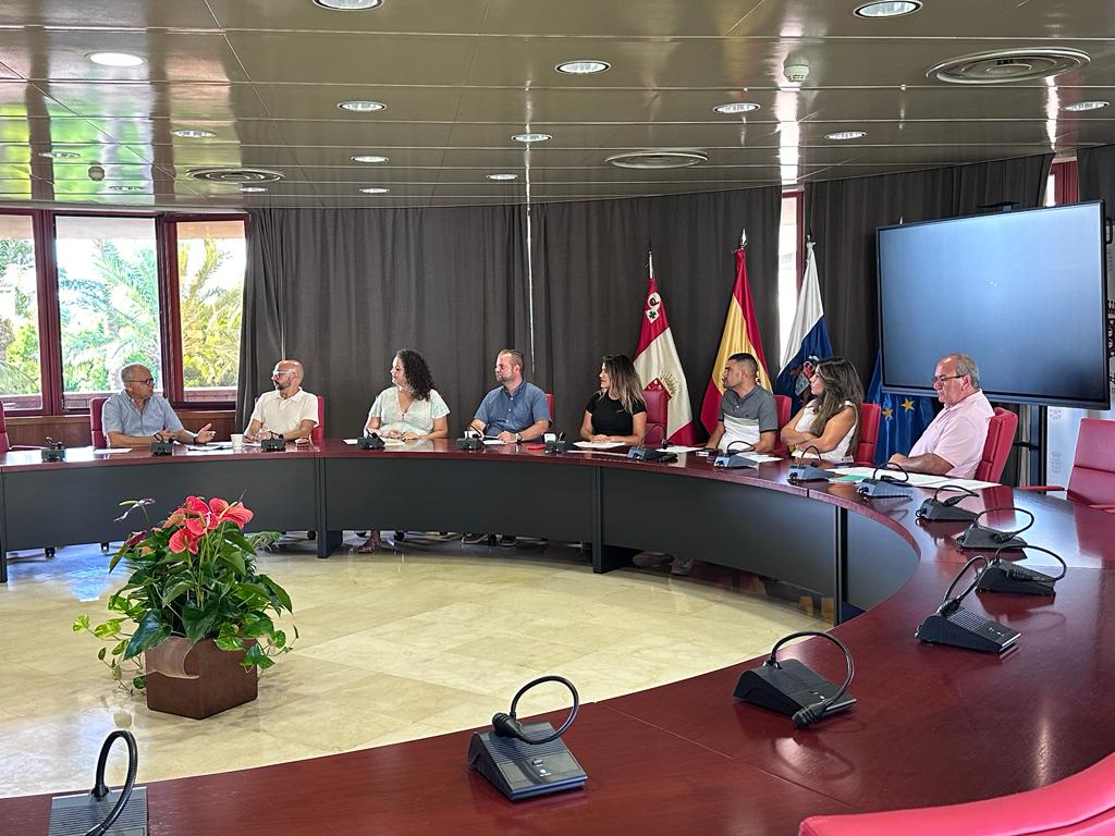 Imagen de Cabildo y ayuntamientos fortalecen las acciones para la dinamización comercial en la isla 