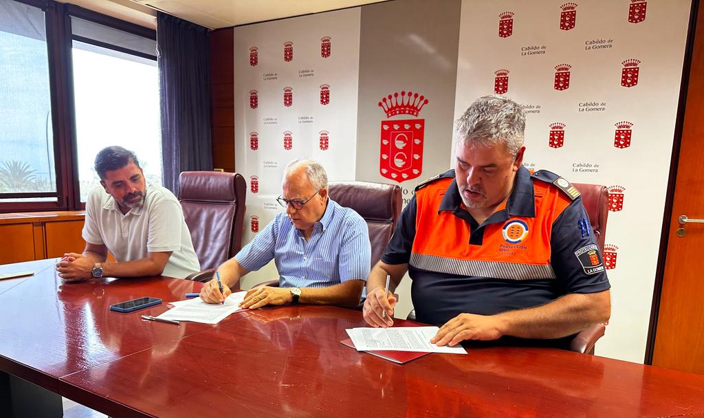 Imagen de El Cabildo cede a Protección Civil un vehículo para incrementar sus medios técnicos de atención 
