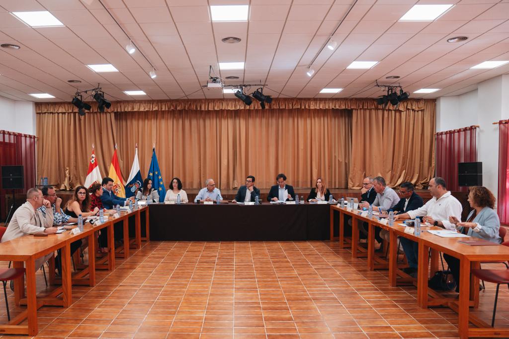 Imagen de Gobierno de Canarias y Cabildo avanzan en la inversión de cerca de 100 millones de euros para la mejora de la red viaria de La Gomera 