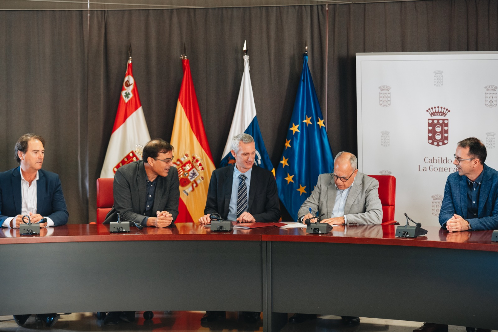 Imagen de El Cabildo y AISBL rubrican un acuerdo para desarrollar pruebas de generación eléctrica con drones en La Gomera