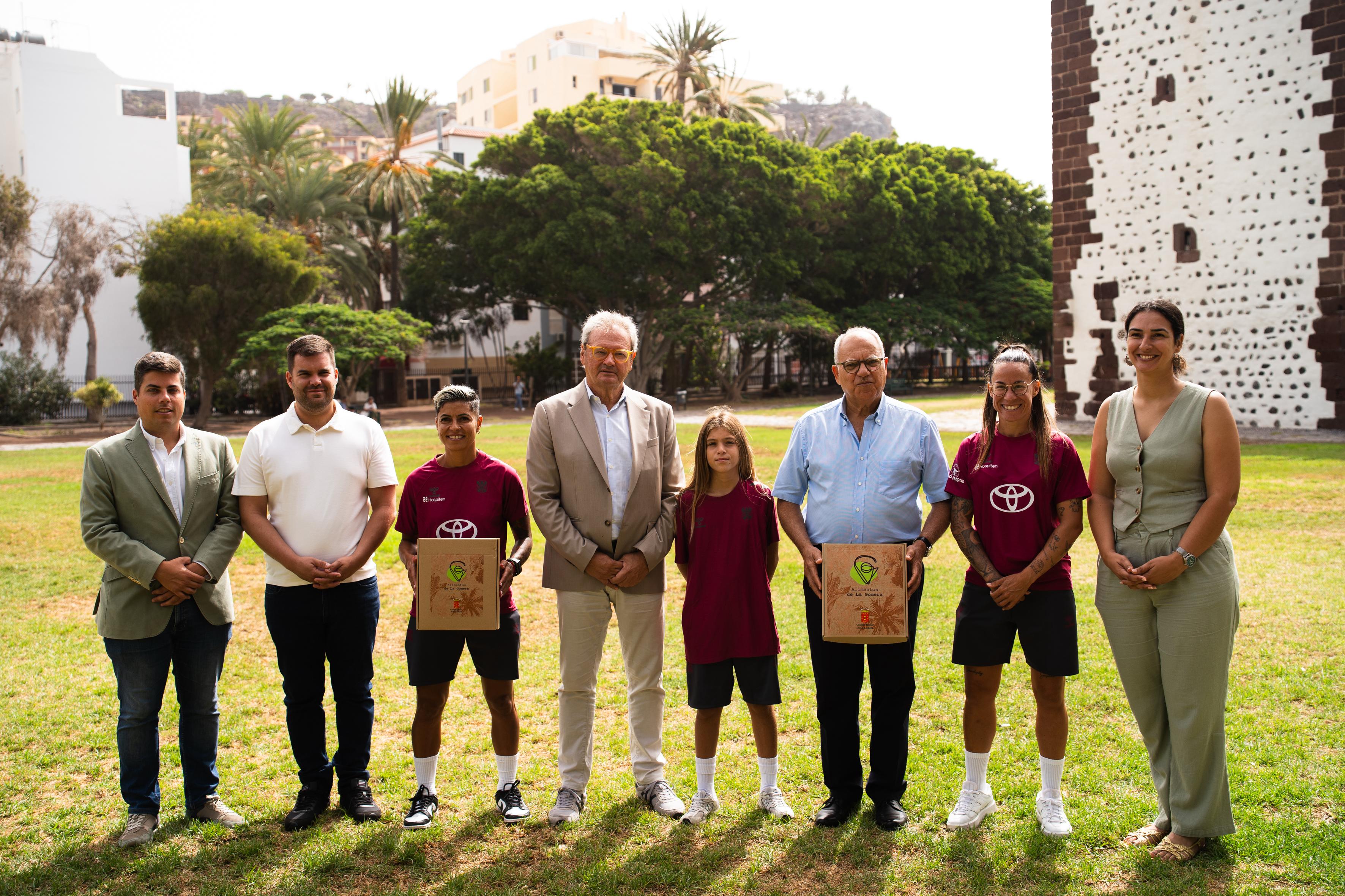 Imagen de El CD Tenerife Femenino y el Cabildo de La Gomera impulsan un proyecto conjunto para la promoción del producto local