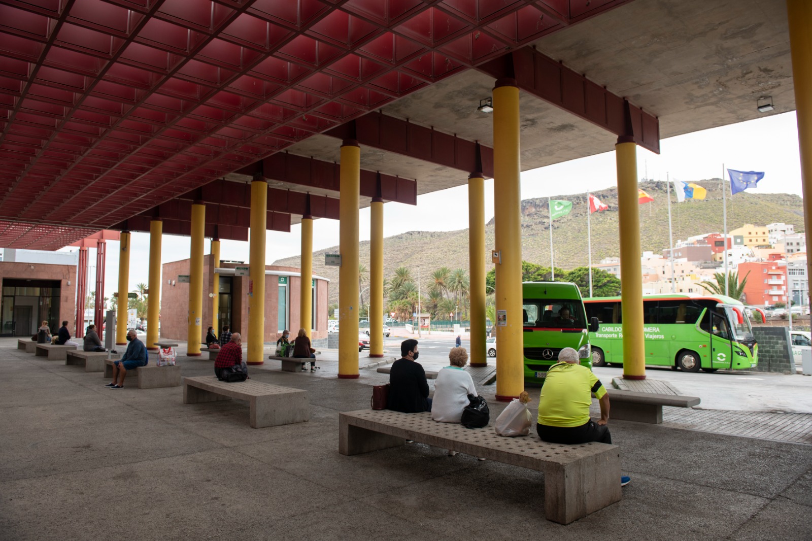 Imagen de El Cabildo dota de nuevas marquesinas a varios puntos de la zona baja de Valle Gran Rey 