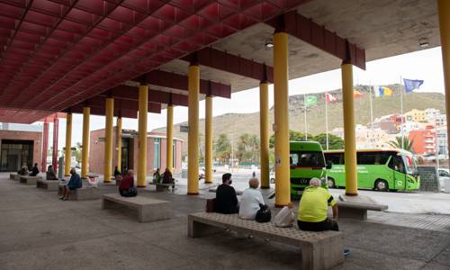 Imagen de El Cabildo dota de nuevas marquesinas a varios puntos de la zona baja de Valle Gran Rey