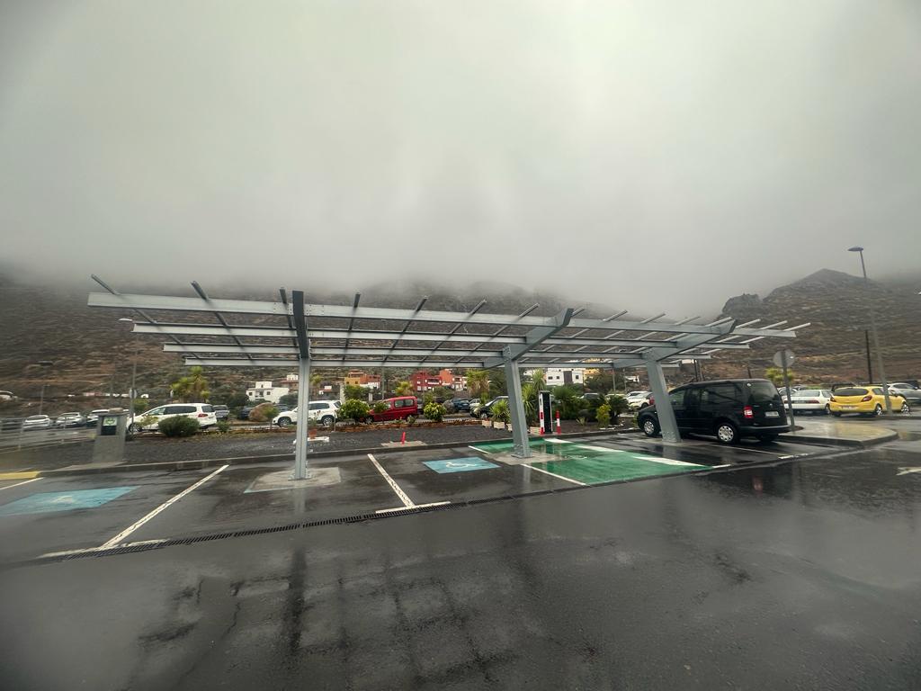 Imagen de El Cabildo inicia la instalación de puntos de recarga autosuficientes para vehículos 