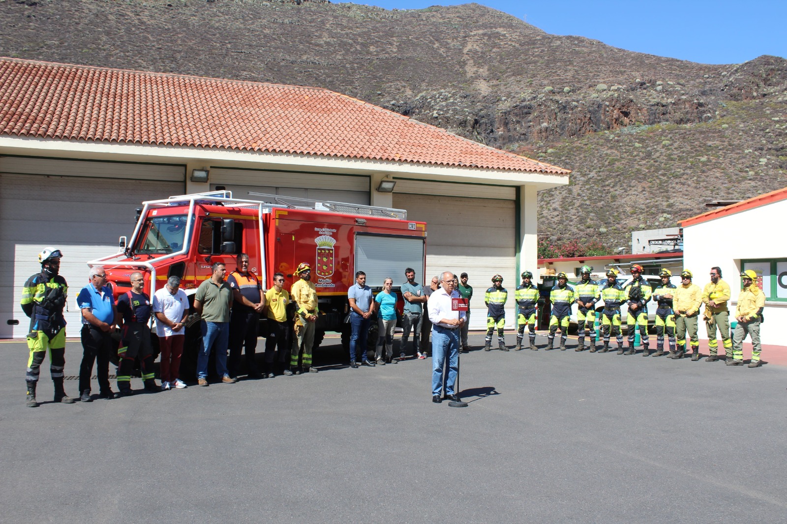 Imagen de La Gomera intensifica el operativo para la extinción de incendios con más de 200 efectivos