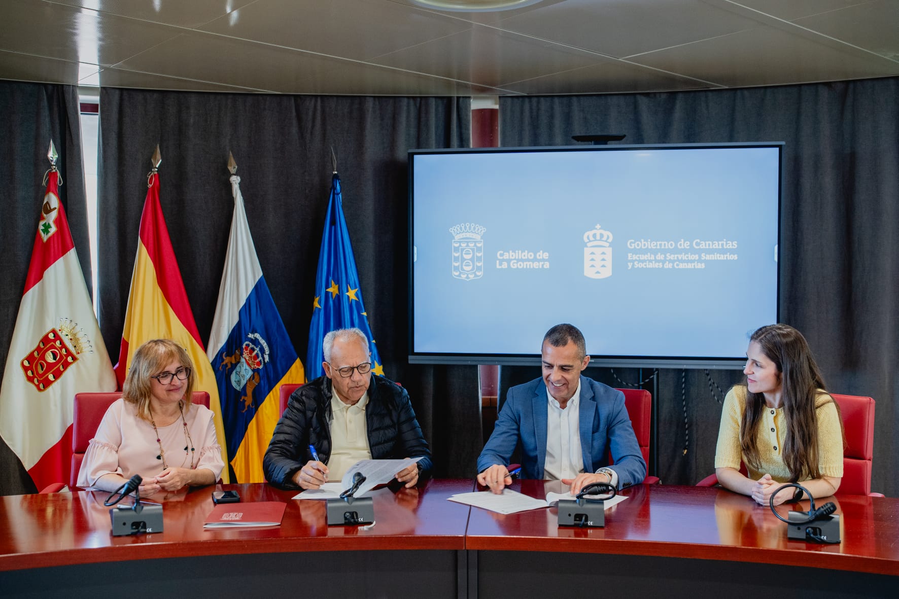 Imagen de El Cabildo y la ESSSCAN firman un convenio para reforzar la formación de profesionales sanitarios, sociales y sociosanitarios
