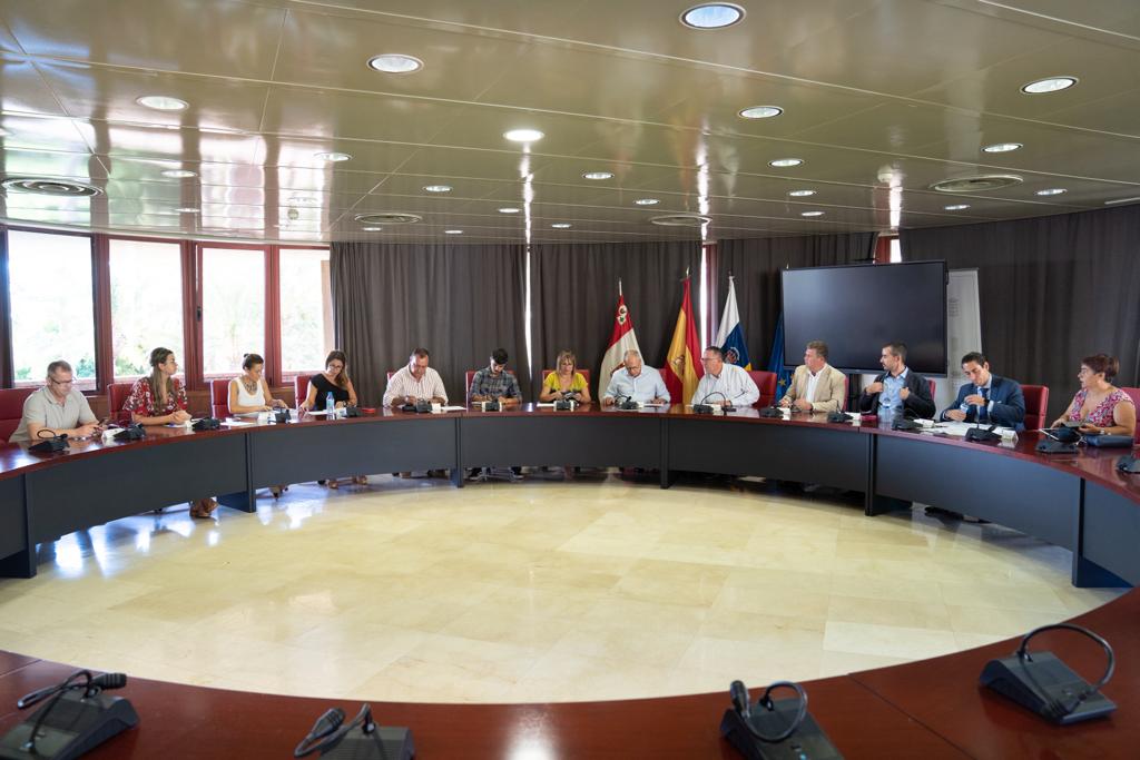 Imagen de Gobierno y Cabildo apuestan por la colaboración entre administraciones en materia educativa