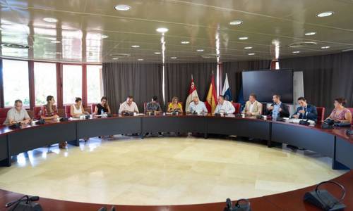 Imagen de Gobierno y Cabildo apuestan por la colaboración entre administraciones en materia educativa
