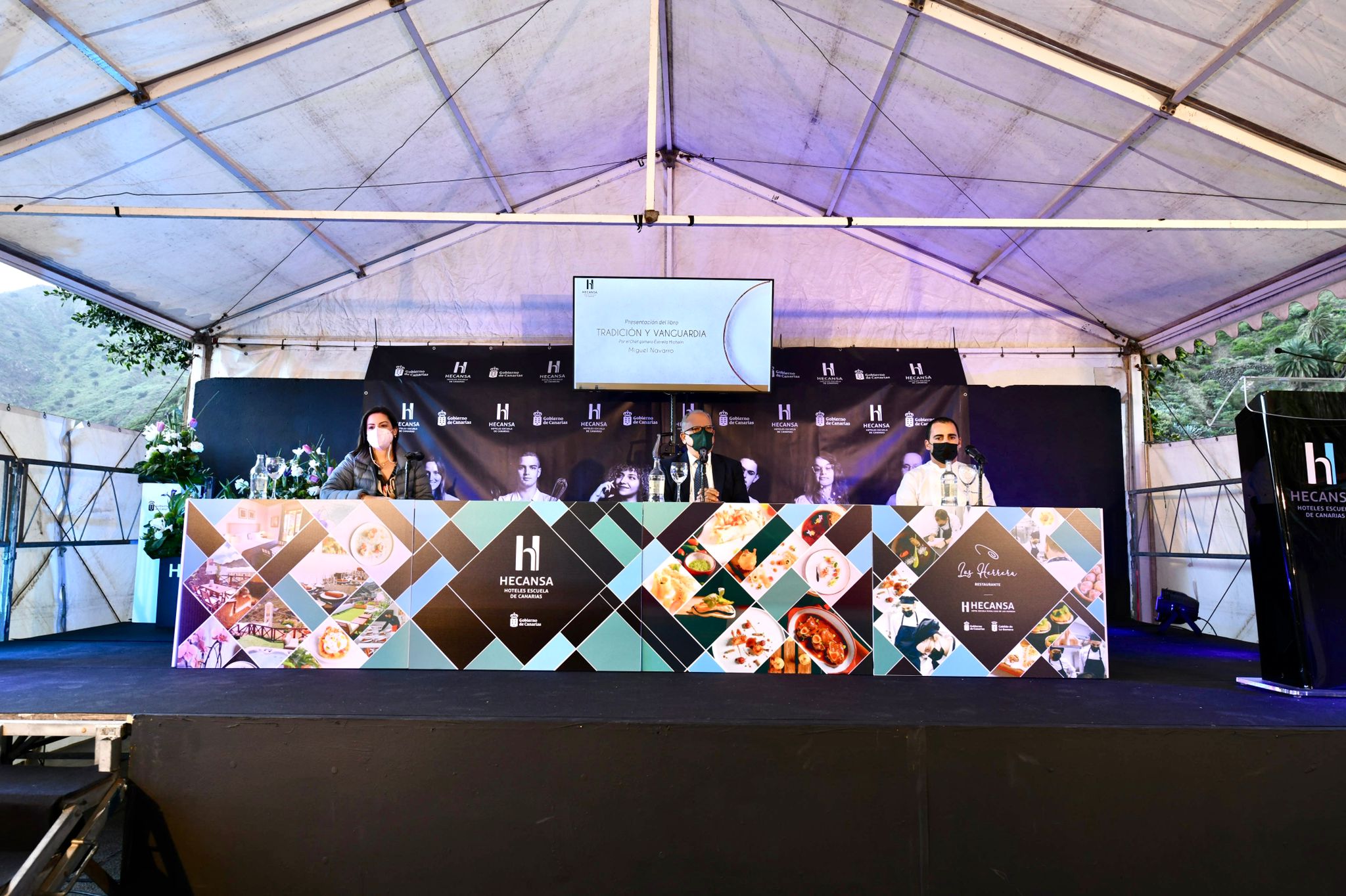 Imagen de El chef Miguel Navarro inaugura con un libro sobre la gastronomía de La Gomera la Colección Hecansa