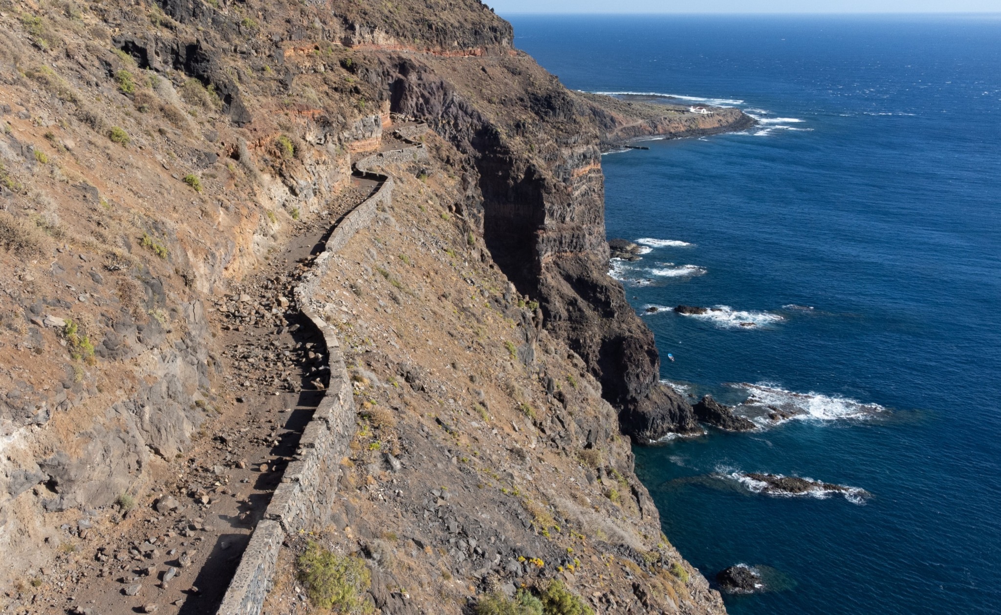 Imagen de El Cabildo finaliza la limpieza de la carretera de acceso a Puntallana