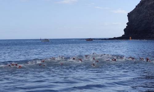 Imagen de Raúl Lecuona y Raquel Arostegui se alzan con la victoria del Triatlón Isla de La Gomera