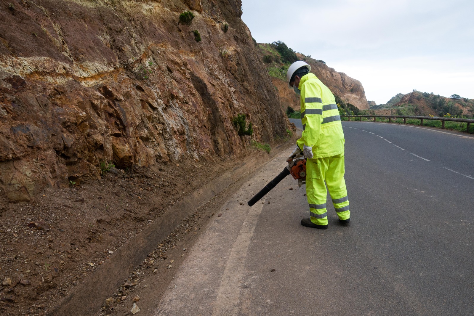 Imagen de El Cabildo refuerza el operativo de mantenimiento y conservación de las carreteras insulares