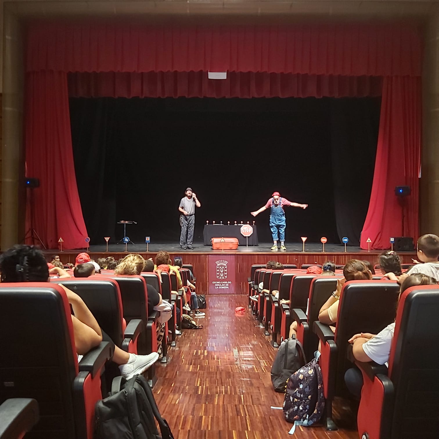 Imagen de Escolares de La Gomera aprenden seguridad vial a través del teatro en el programa ‘Diversión sobre Ruedas’