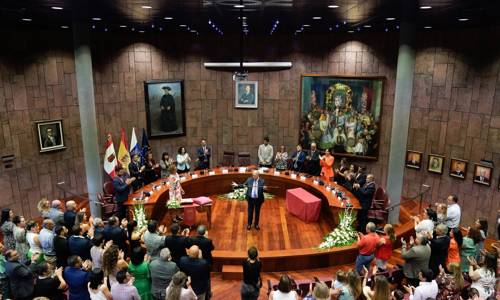 Imagen de Casimiro Curbelo reelegido presidente en la que será su novena legislatura al frente de la Corporación