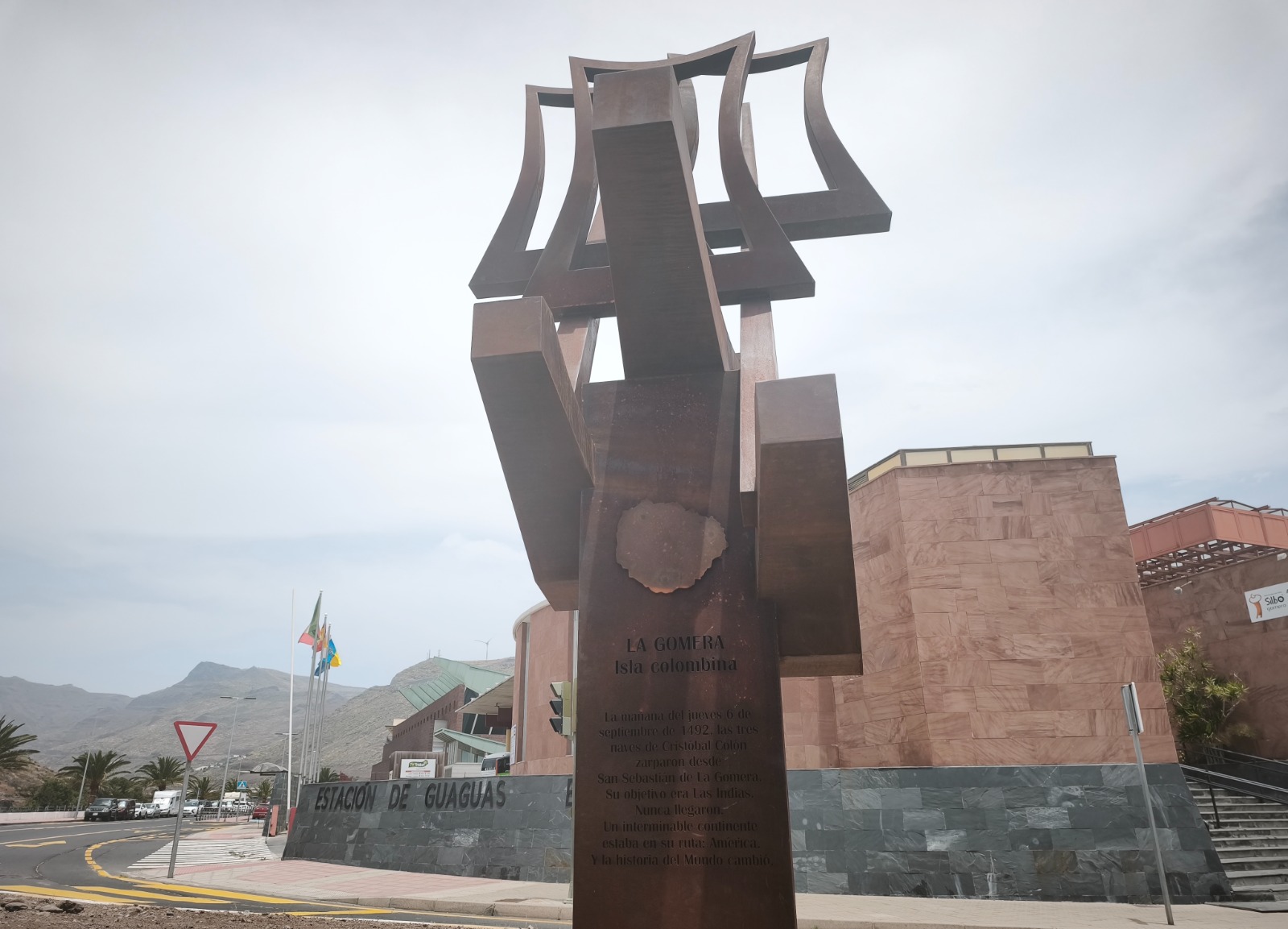 Imagen de El Cabildo culmina la instalación de una escultura conmemorativa dedicada a la Ruta Colombina