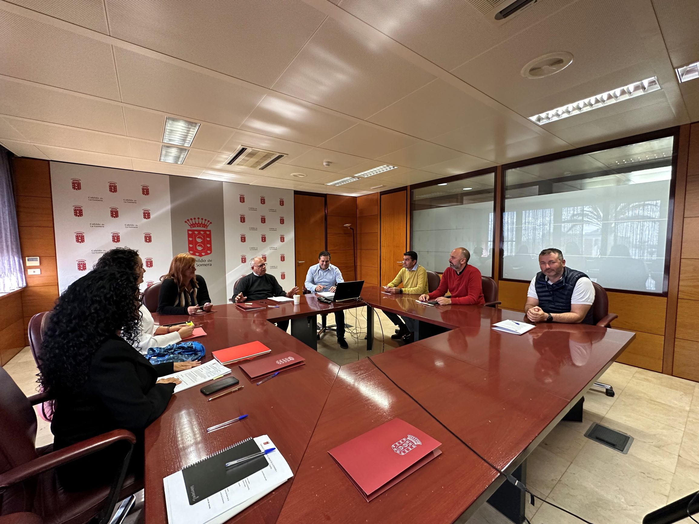 Imagen de Cabildo y asociaciones de empresarios abordan nuevas medidas para la dinamización económica