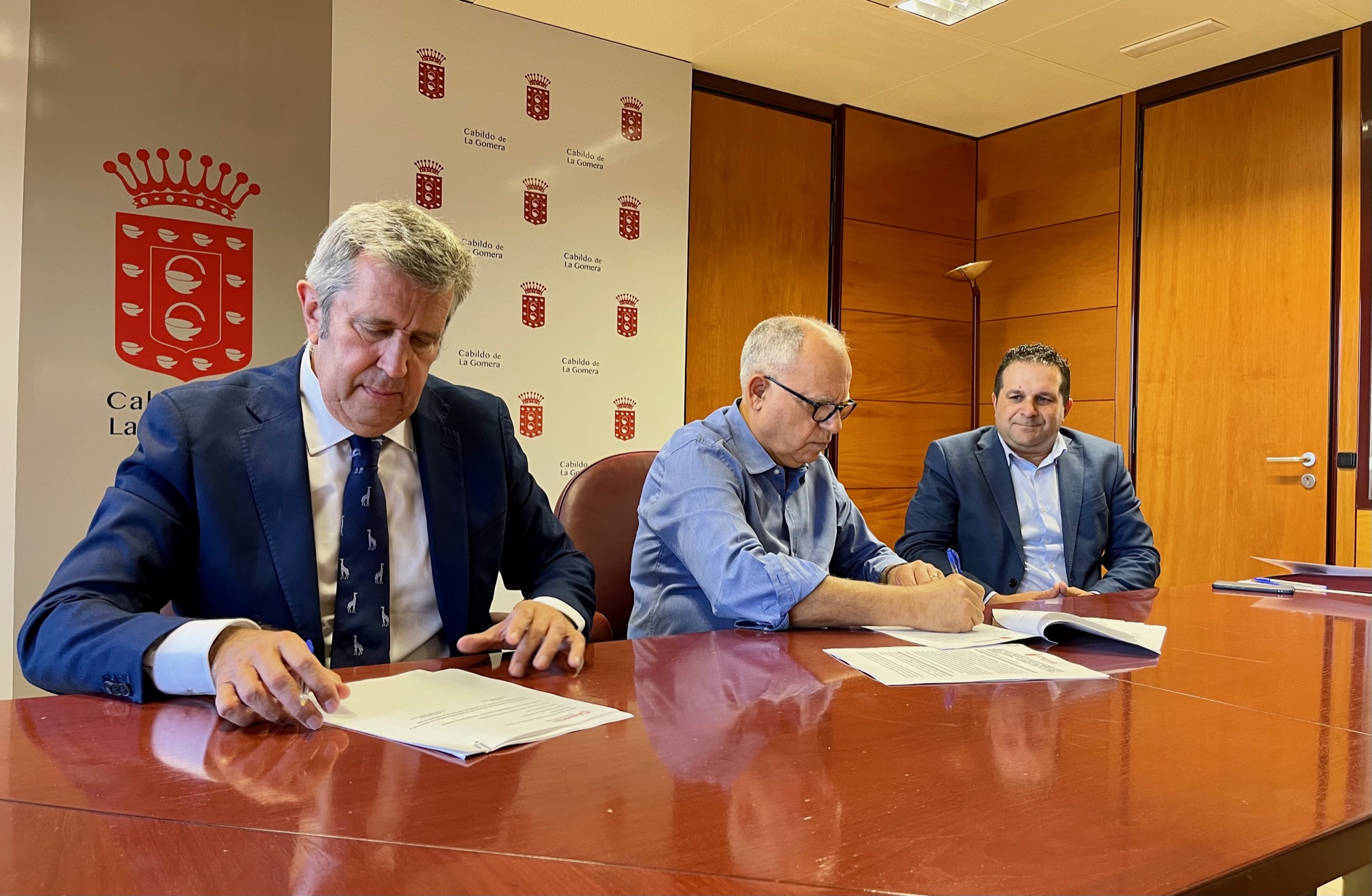 Imagen de Cabildo y Fundación INCYDE rubrican un convenio para la consolidación del pequeño comercio en la isla 