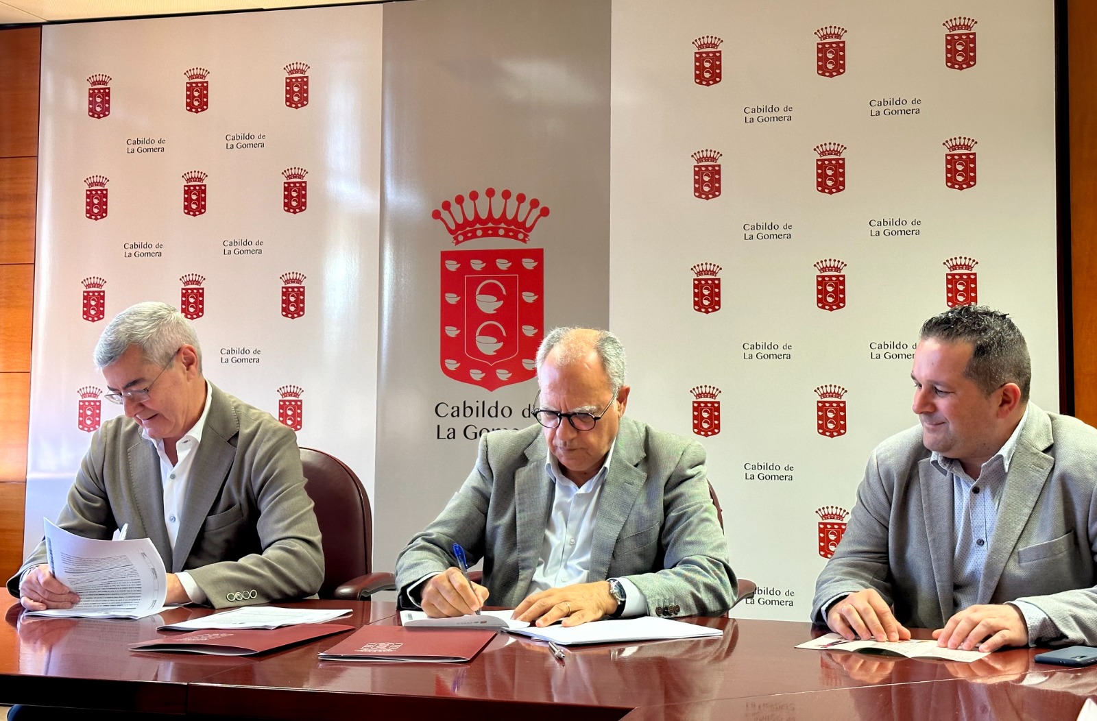 Imagen de Cabildo y FAUCA fomentan el consumo comercial con la creación de un bono descuento en La Gomera