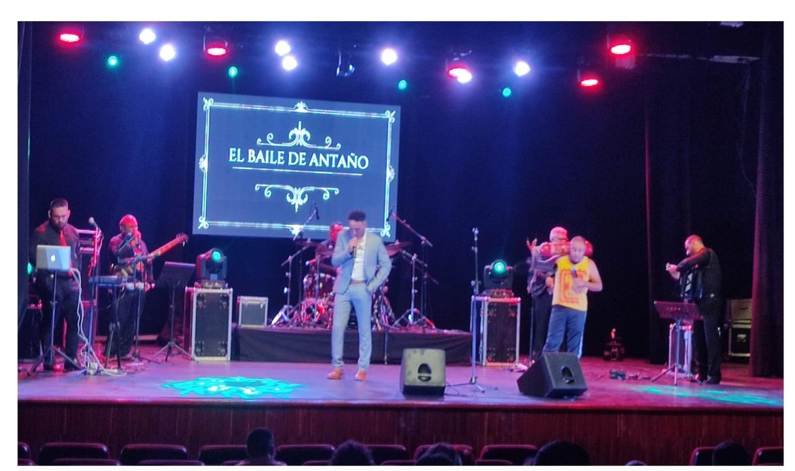 Imagen de El romancero gomero, la artesanía y la música ponen el broche final a la programación del Día de Canarias