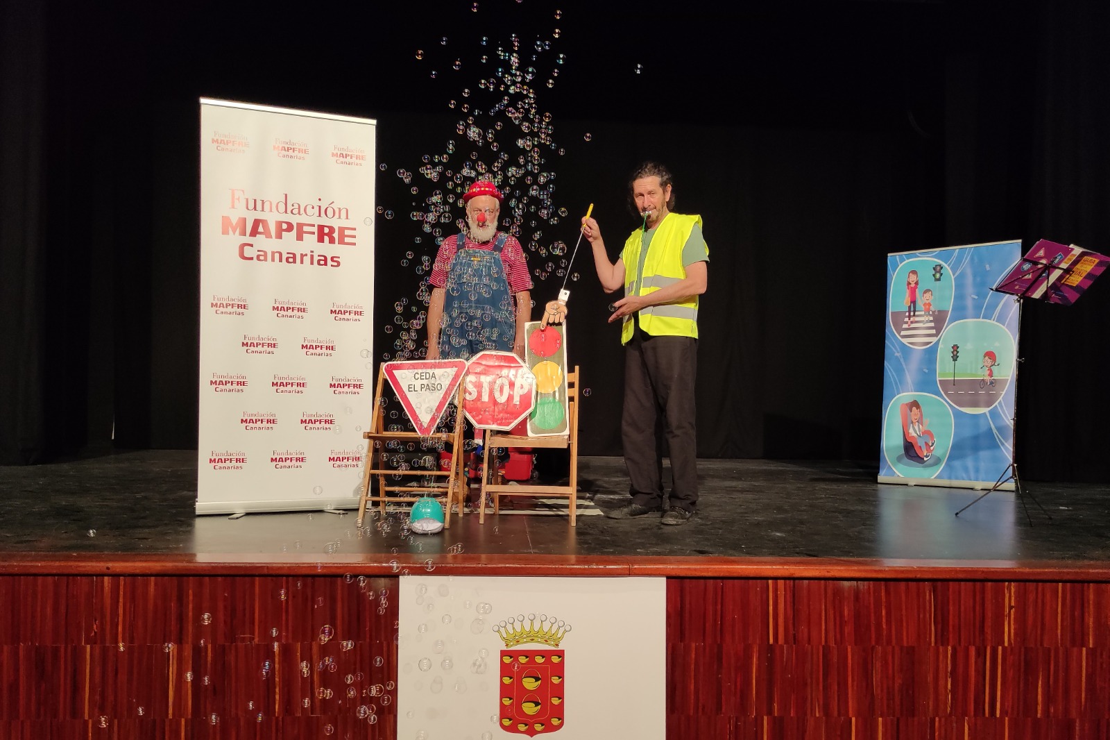 Imagen de Los escolares de La Gomera aprenden educación para la seguridad vial con el espectáculo «Los payasos de la troupe»