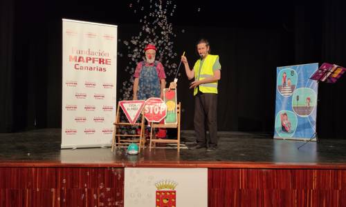 Imagen de Los escolares de La Gomera aprenden educación para la seguridad vial con el espectáculo «Los payasos de la troupe»
