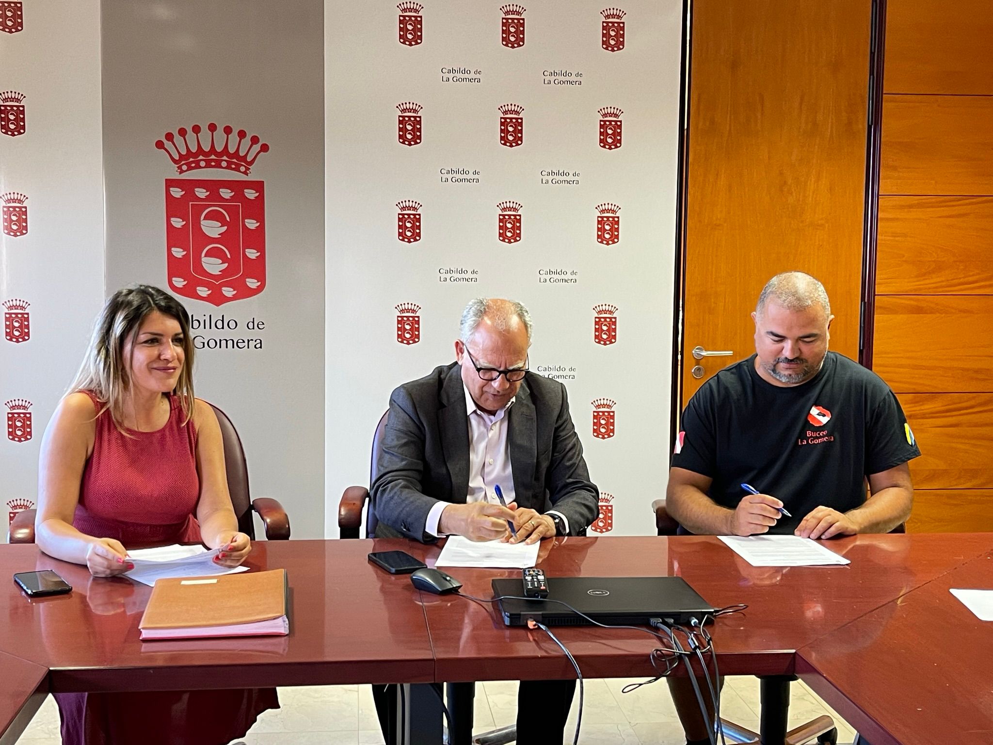 Imagen de Cabildo y Hupalupa firman un convenio para potenciar la práctica del buceo en la isla