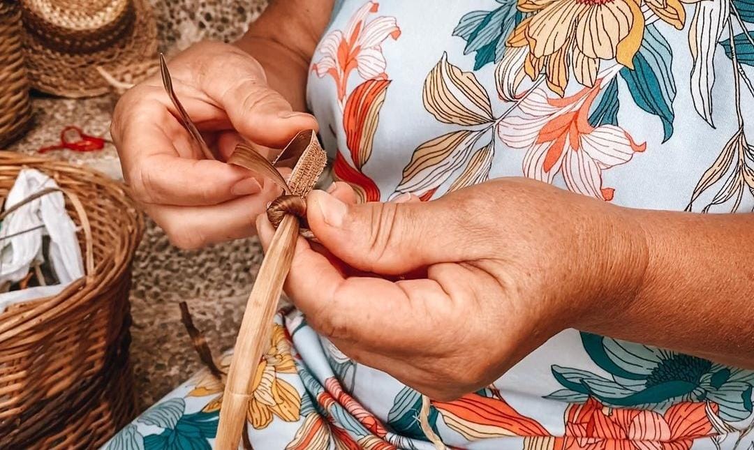Imagen de Los talleres de cestería de mimbre y técnicas de ganchillo reúnen a una treintena de participantes