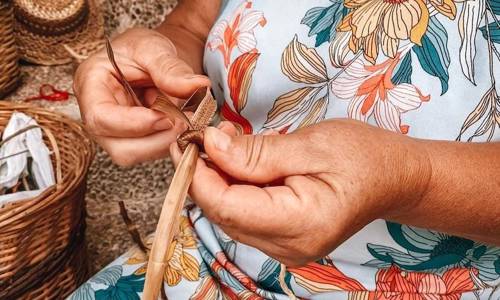 Imagen de Los talleres de cestería de mimbre y técnicas de ganchillo reúnen a una treintena de participantes