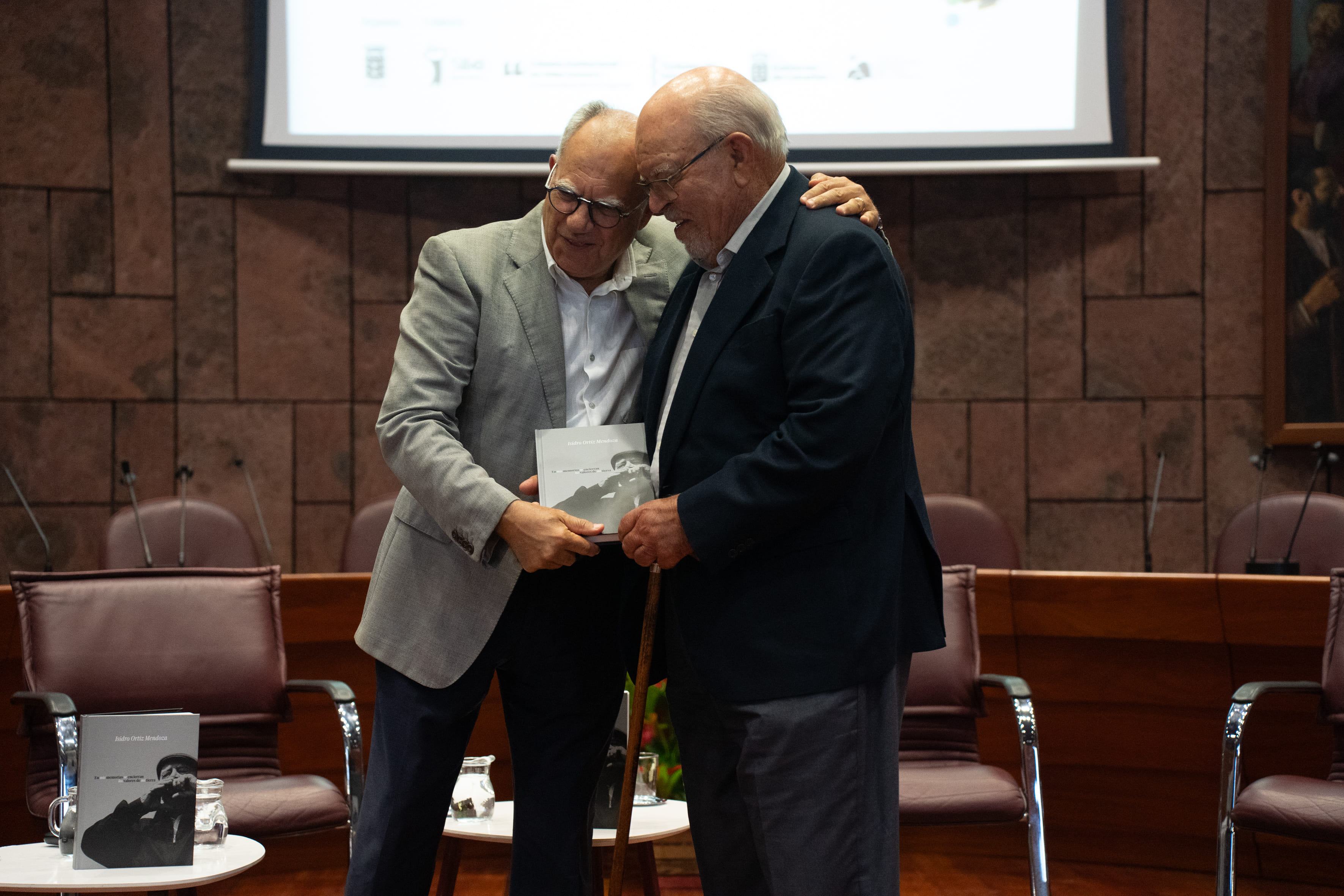 Imagen de La Gomera homenajea a Isidro Ortiz en la clausura de las jornadas internacionales de Silbo Gomero 