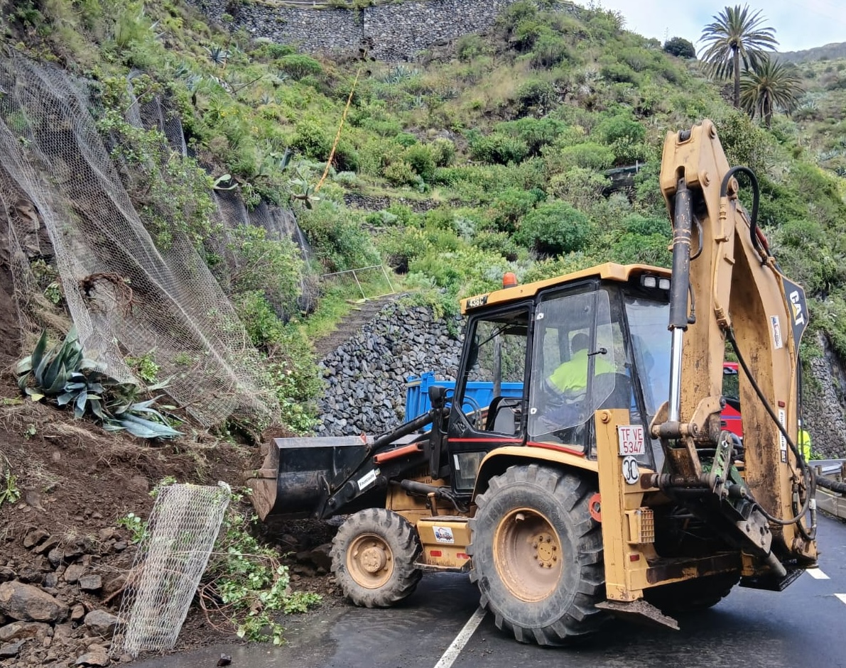 Imagen de Los desprendimientos en las vías insulares marcan la segunda jornada del paso de Therese por La Gomera