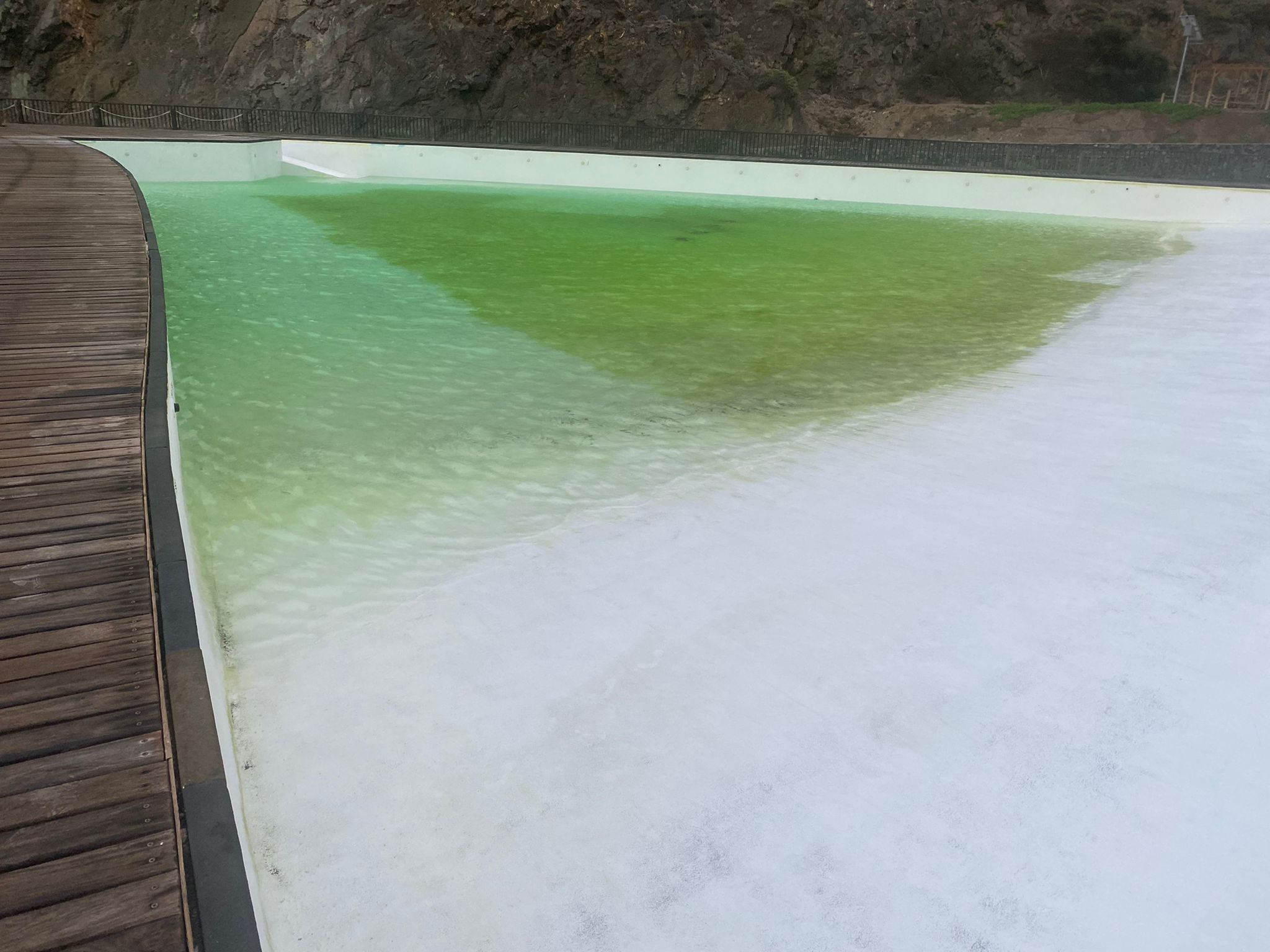 Imagen de El Cabildo inicia tareas de mantenimiento en el Parque Marítimo de Vallehermoso