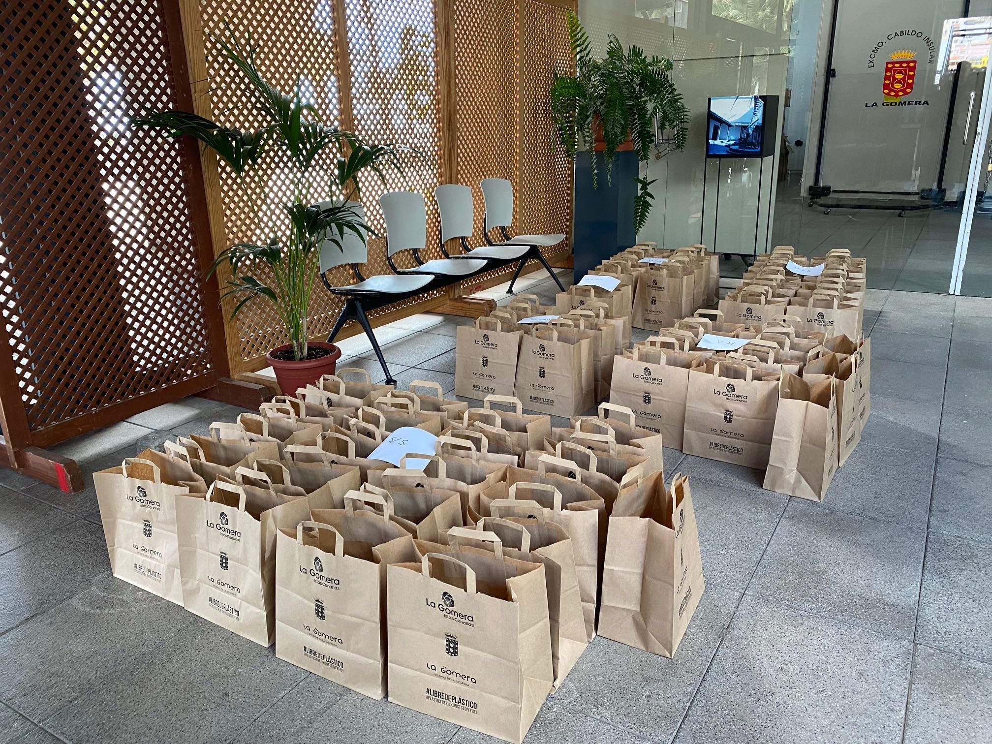 Imagen de El Cabildo abastece de material preventivo a los taxistas de la isla