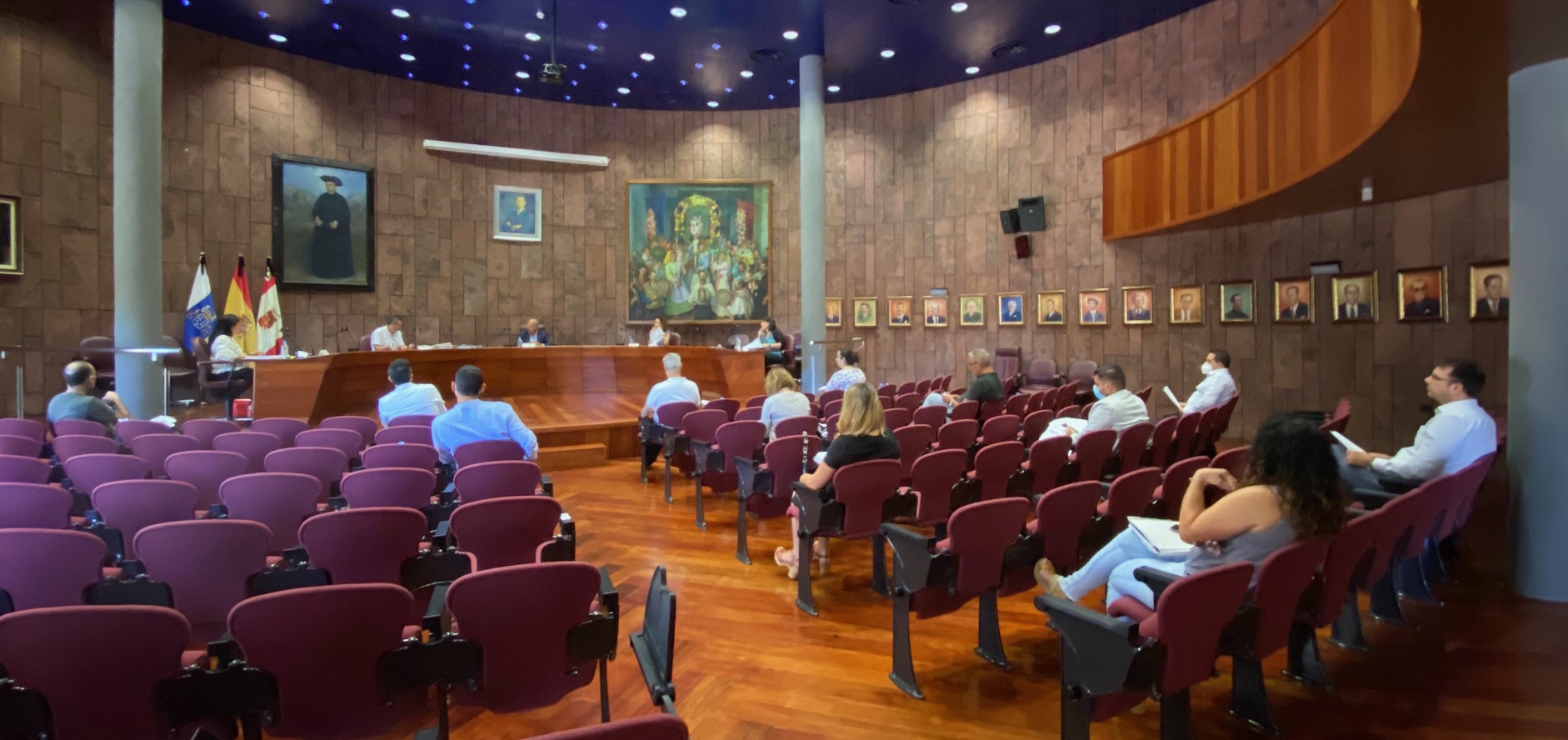 Imagen de El Cabildo reconoce la labor de sanitarios, cuerpos de seguridad y voluntariado en la lucha frente al Covid-19