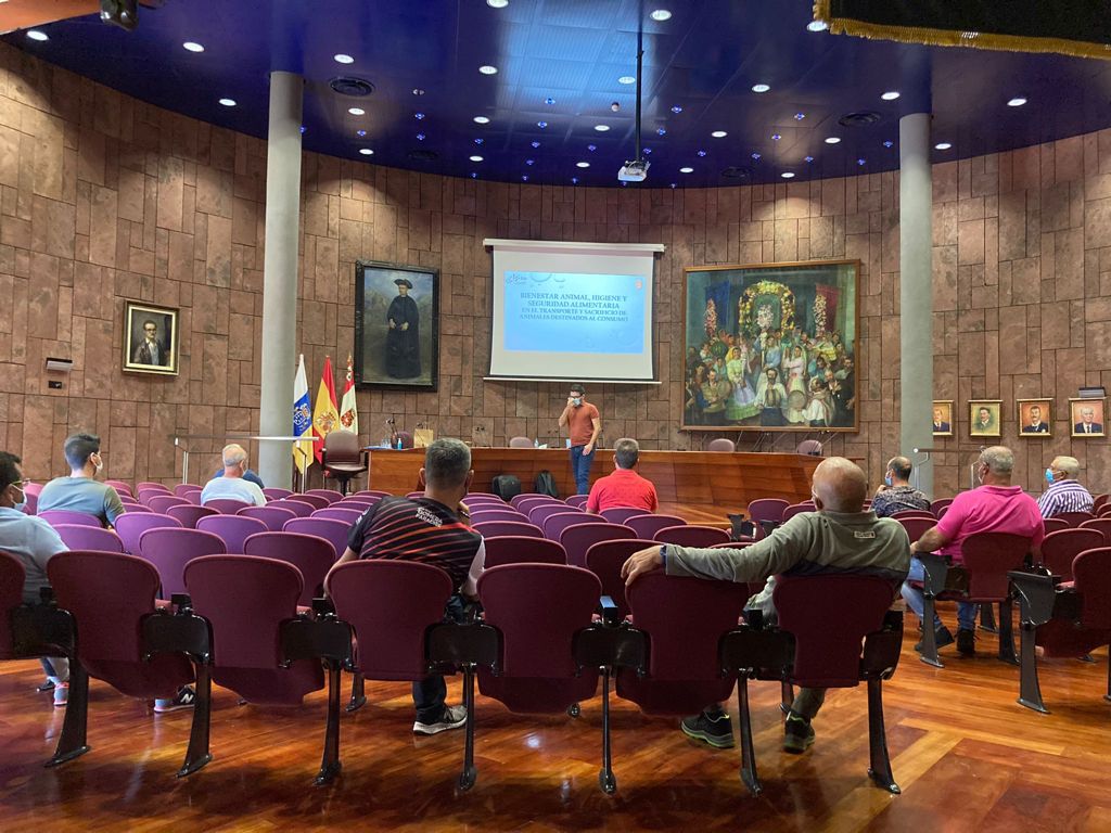 Imagen de El Cabildo forma al personal del Matadero Insular en seguridad e higiene en las instalaciones