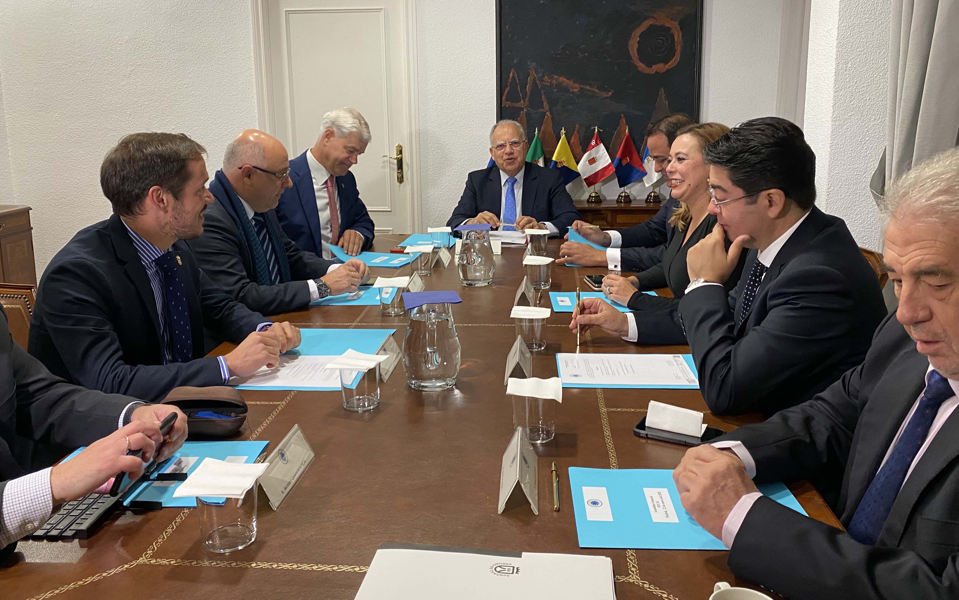 Imagen de Los cabildos piden modificar la Ley de Estabilidad Presupuestaria para utilizar el superávit 