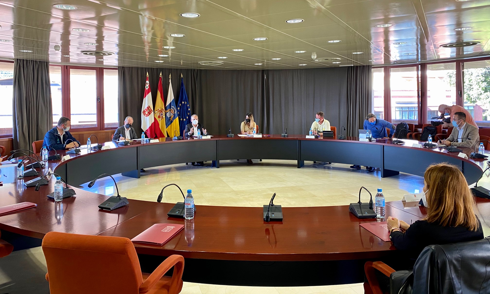 Imagen de Cabildo y empresarios fijan una estrategia común para que el Estado revierta la subida de tasas portuarias