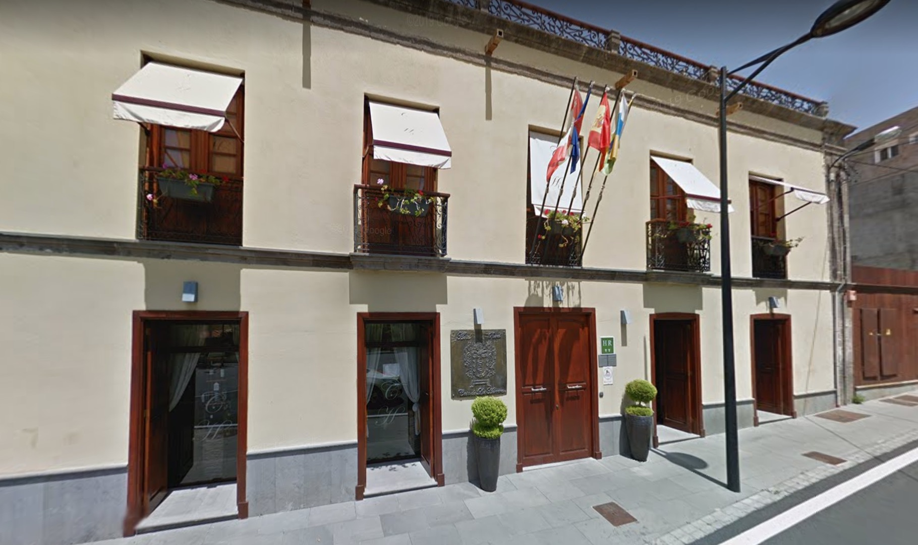 Imagen de El Cabildo cede a HECANSA el uso del Hotel Casa Los Herrera para su apertura como hotel escuela 