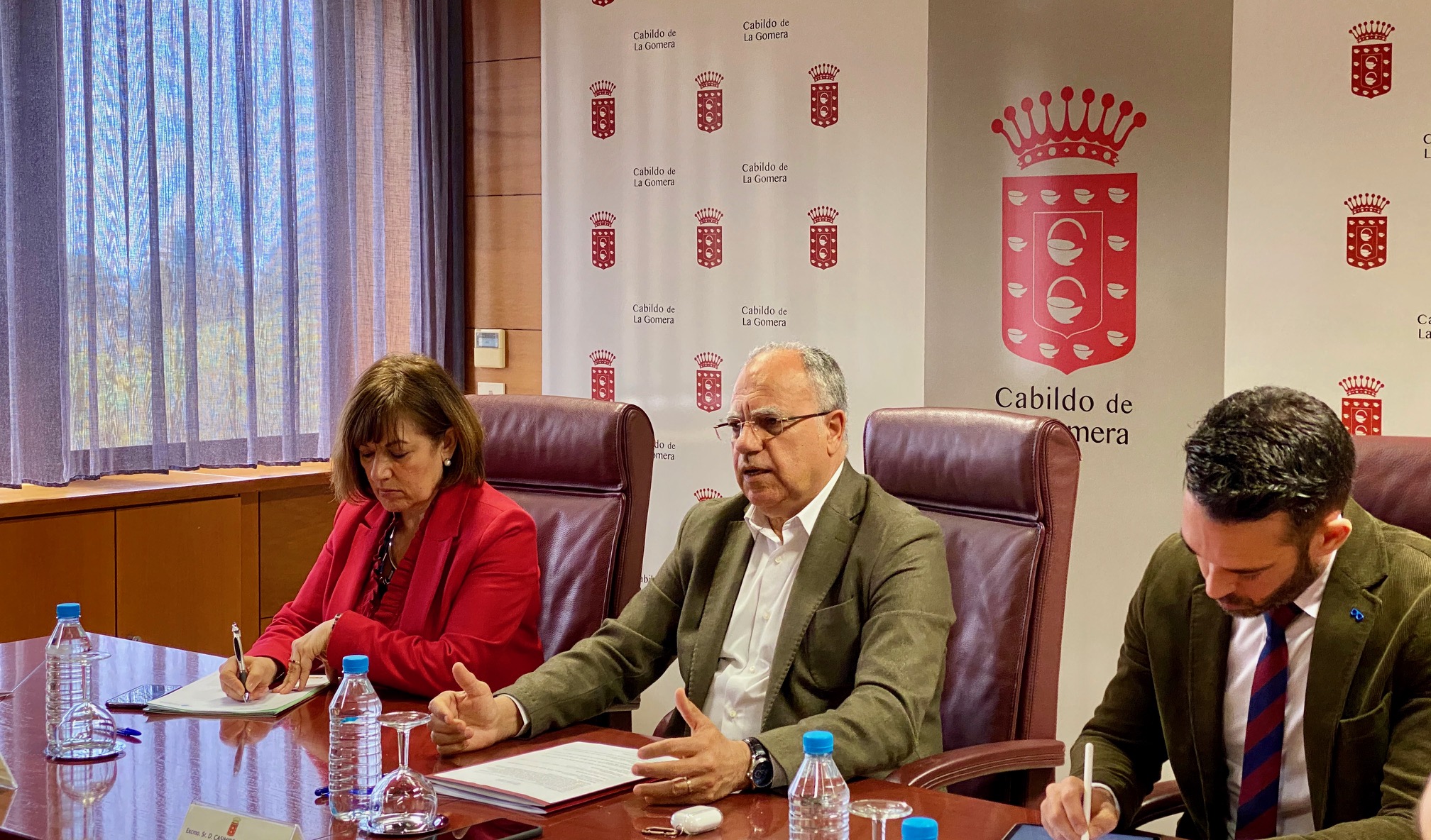 Imagen de Cabildo y Gobierno formarán a desempleados de la isla para su incorporación en el sector servicios