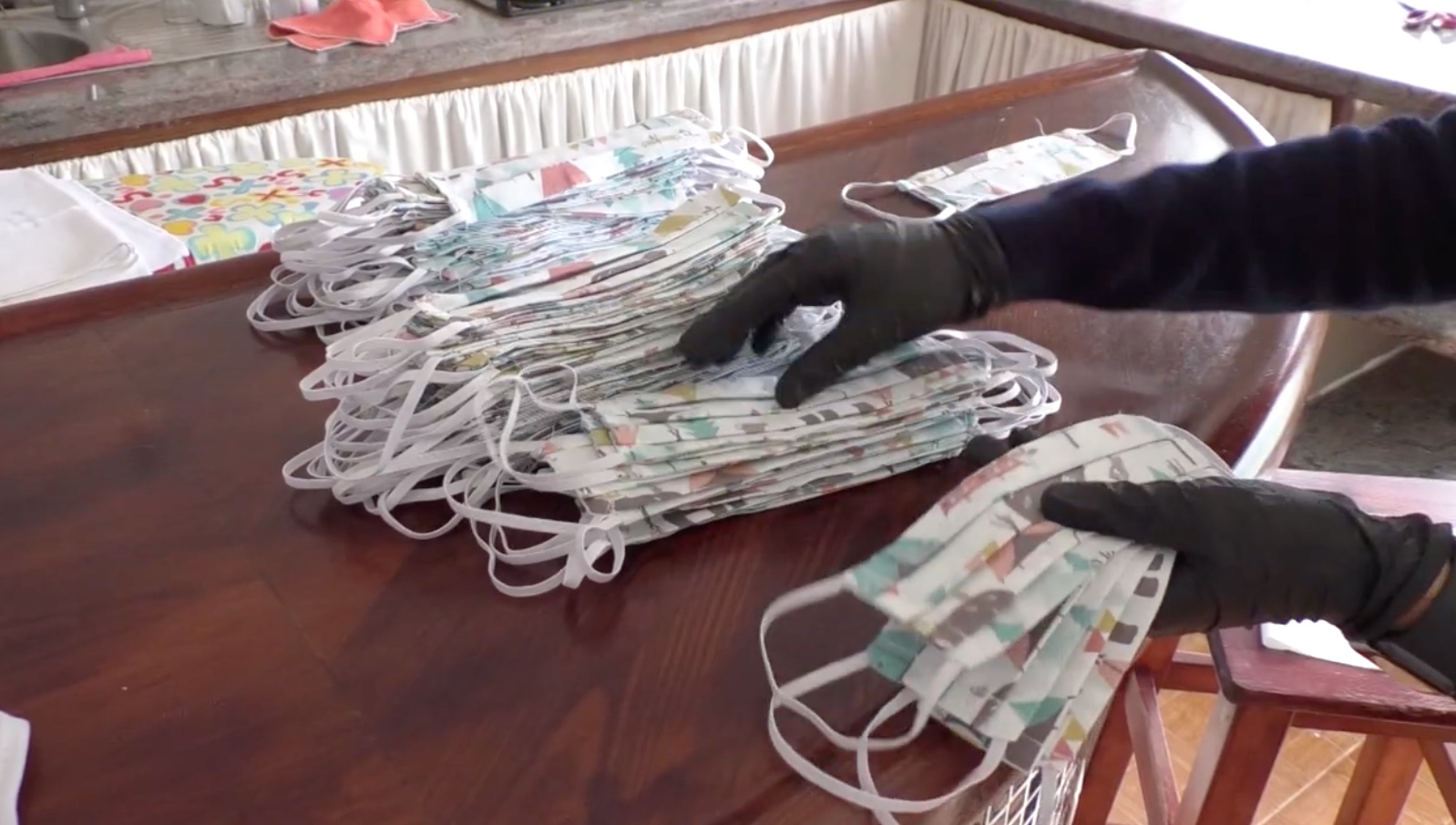 Imagen de El Cabildo produce más de un millar de mascarillas para distribuir en los servicios prioritarios 