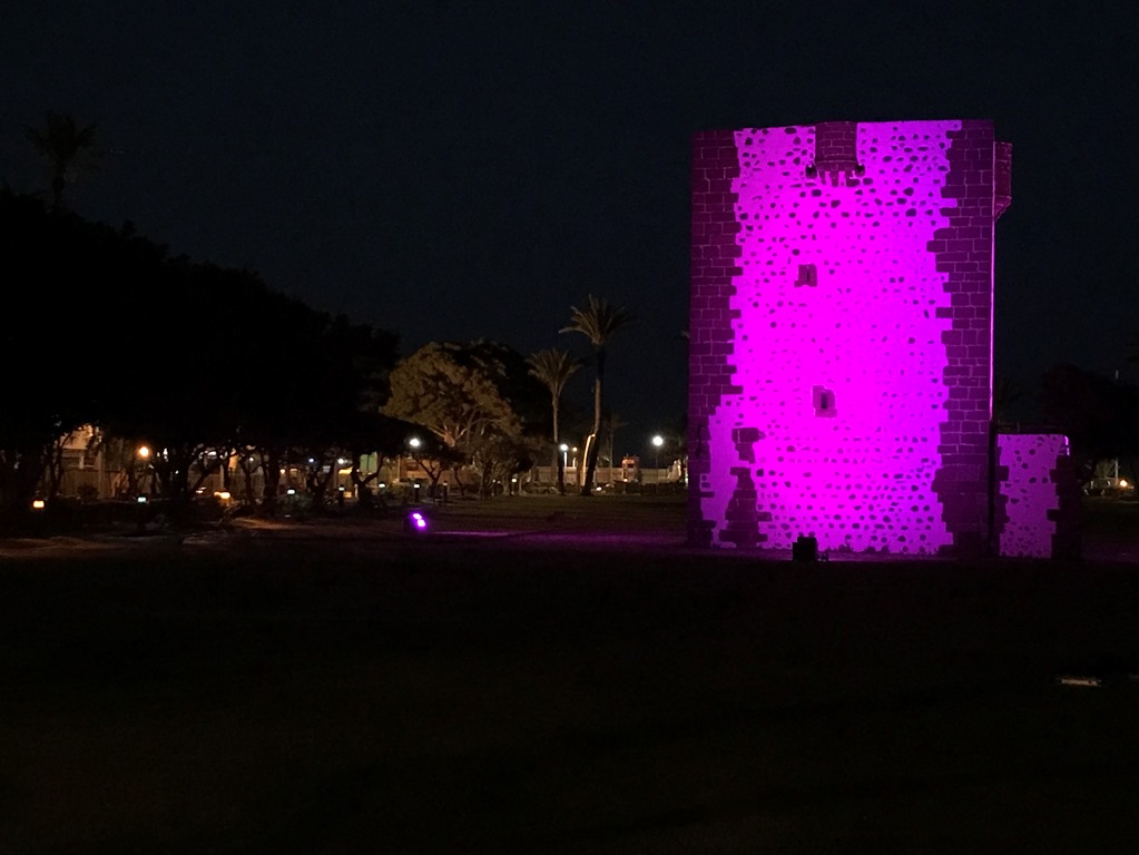 Imagen de La Torre del Conde se ilumina este lunes en el Día Contra el Cáncer de Mama