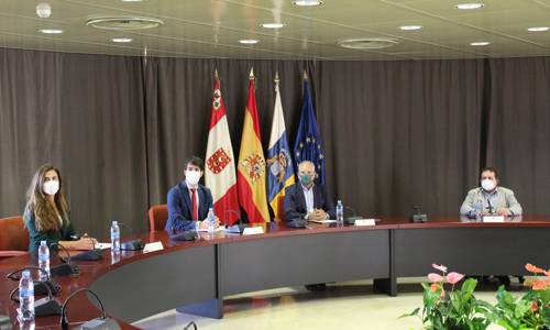 Imagen de El Cabildo y la ZEC intensifican acciones conjuntas para la reactivación económica insular