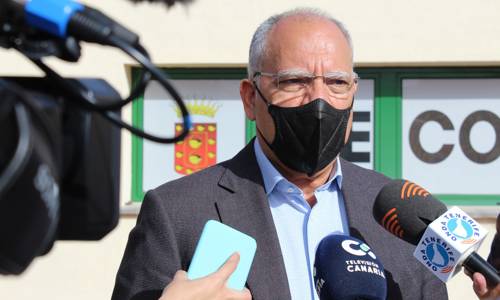 Imagen de Curbelo tacha de “insostenible” el precio del combustible y pide la implicación del Estado