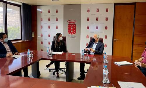 Imagen de Gobierno y Cabildo apuestan por diversificar la economía gomera a través del desarrollo industrial