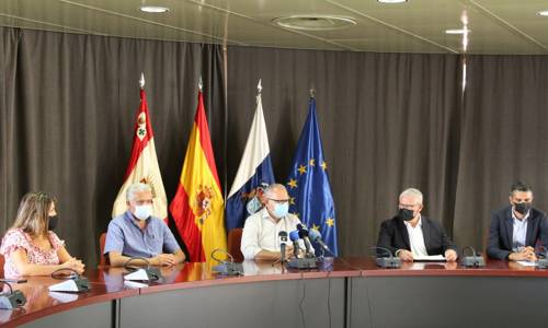 Imagen de Cabildo, Ayuntamiento de Valle Gran Rey y Puertos Canarios presentan la temporada de cruceros del Puerto de Vueltas