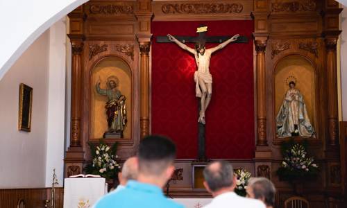 Imagen de El Cabildo finaliza las tareas de construcción del retablo del Crucificado en Alojera